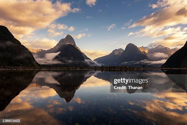 milford sound - fjord milford sound stock-fotos und bilder