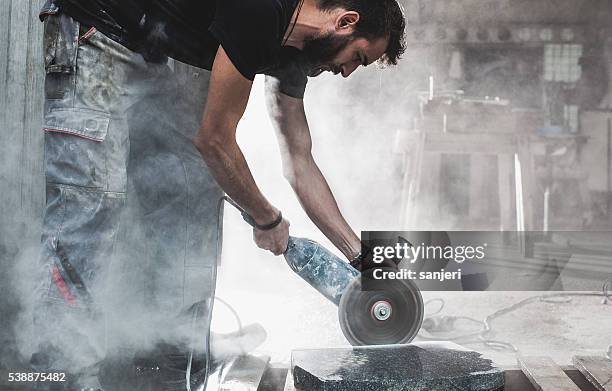 stonecutter at his workshop - wire cut stockfoto's en -beelden