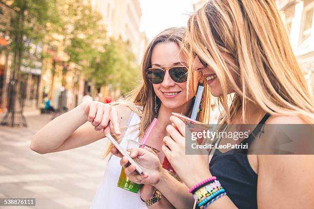 junge menschen bei bubble tea - energydrink stock-fotos und bilder
