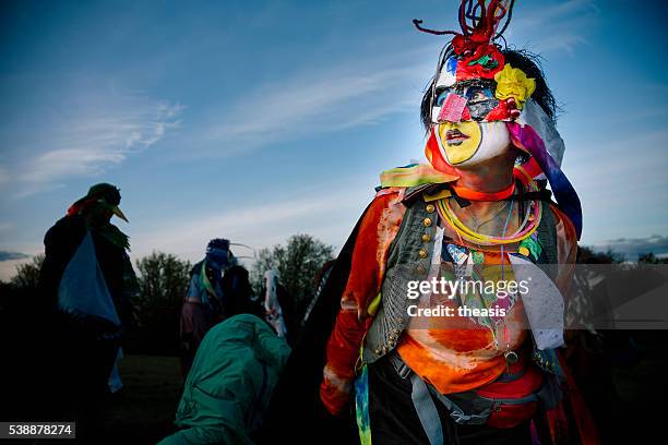 vogel frau performer im beltane fire festival, edinburgh - beltane stock-fotos und bilder