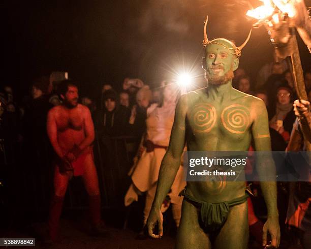 green mann im beltane fire festival, edinburgh - beltane fire festival stock-fotos und bilder