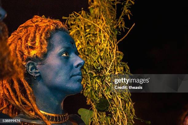 blues auf dem beltane fire festival, edinburgh - beltane fire festival stock-fotos und bilder