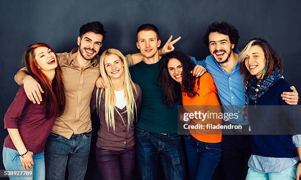happy young friends - groepsfoto stockfoto's en -beelden
