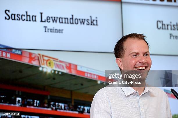 Headcoach Sascha Lewandowski dies at 44 on Juni 8, 2016 in Bochum, Germany. Archivfoto: Sascha Lewandowski während der Trainervorstellung von Sascha...