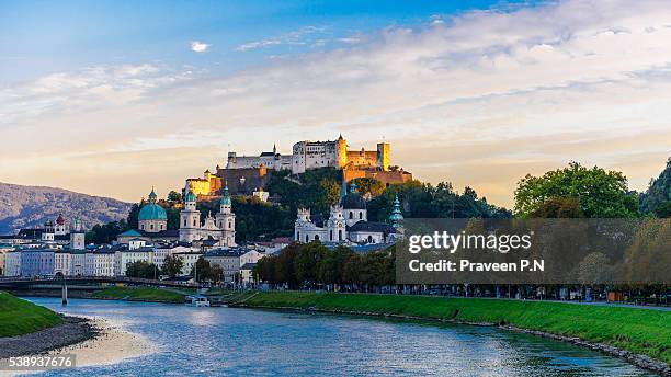 salzburg cityscape - salzburgo fotografías e imágenes de stock