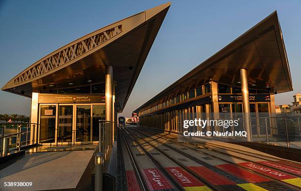 dubai tram - dubai tram stock-fotos und bilder