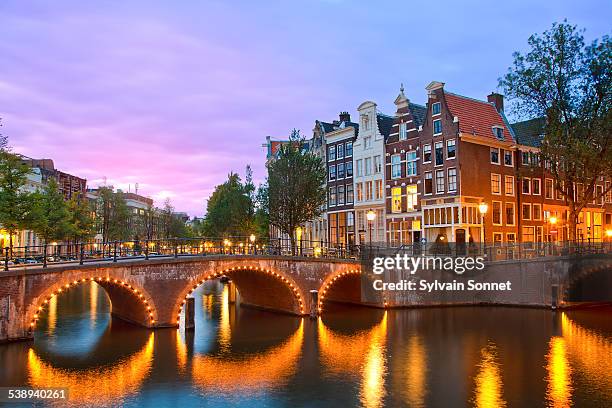 amsterdam, keizersgracht canal at dusk - estrecho fotografías e imágenes de stock