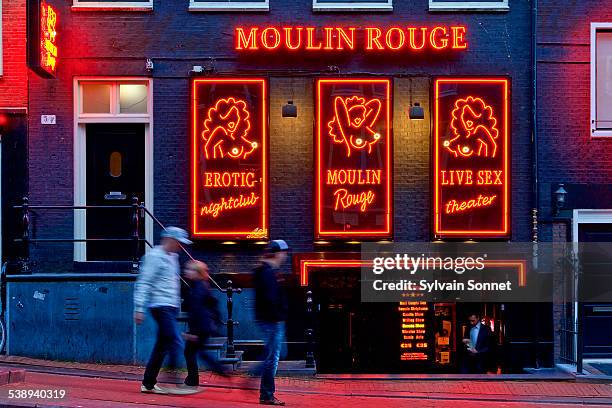 amsterdam, the red light district - amsterdam-red-light-district-photos stockfoto's en -beelden