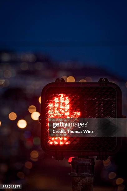 pedestrian traffic signal at night - rote ampel stock-fotos und bilder
