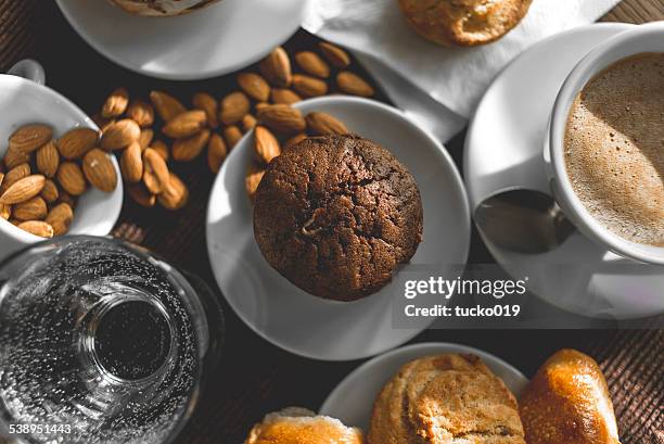 coffee and breakfast with sweet - muffin stockfoto's en -beelden