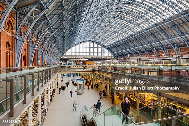 st pancras international railway station, london - station london st pancras international stockfoto's en -beelden