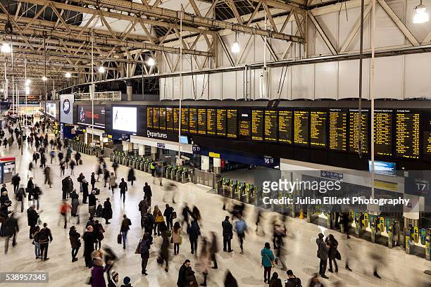 a busy london waterloo railway station, england - gare de waterloo photos et images de collection