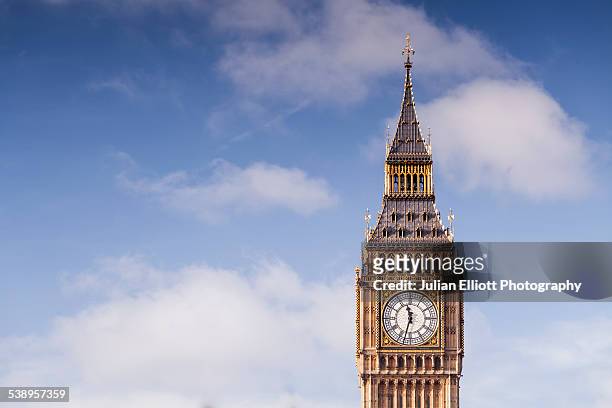 the elizabeth tower on the houses of parliament. - big ben stock-fotos und bilder