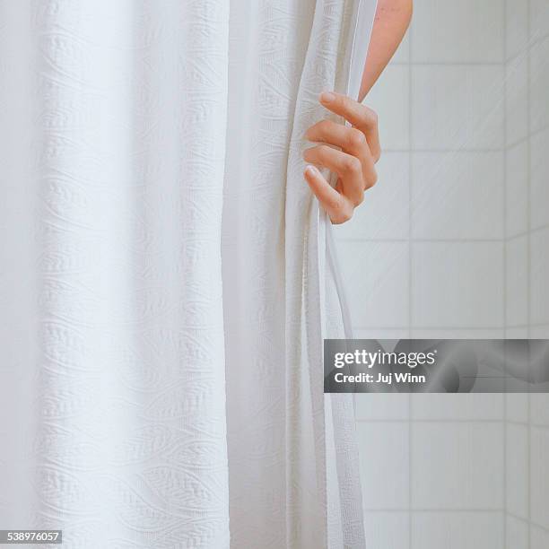 woman in shower - rideau de douche photos et images de collection