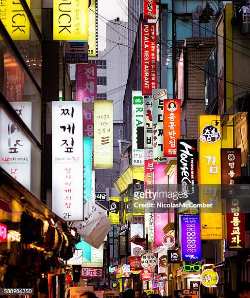 複数の照明付きの商業看板ソウル ストリート の夕暮れ - 韓国語 ストックフォトと画像