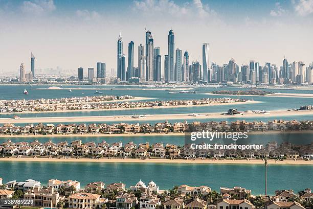 the palm jumeirah in dubai with skyline - arab villa stockfoto's en -beelden