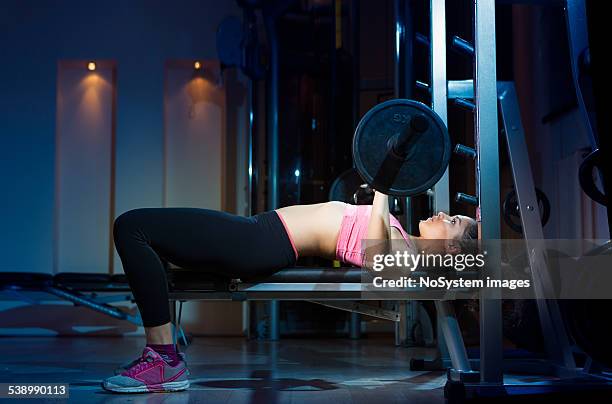 junge frau training im fitnessraum - bench press stock-fotos und bilder