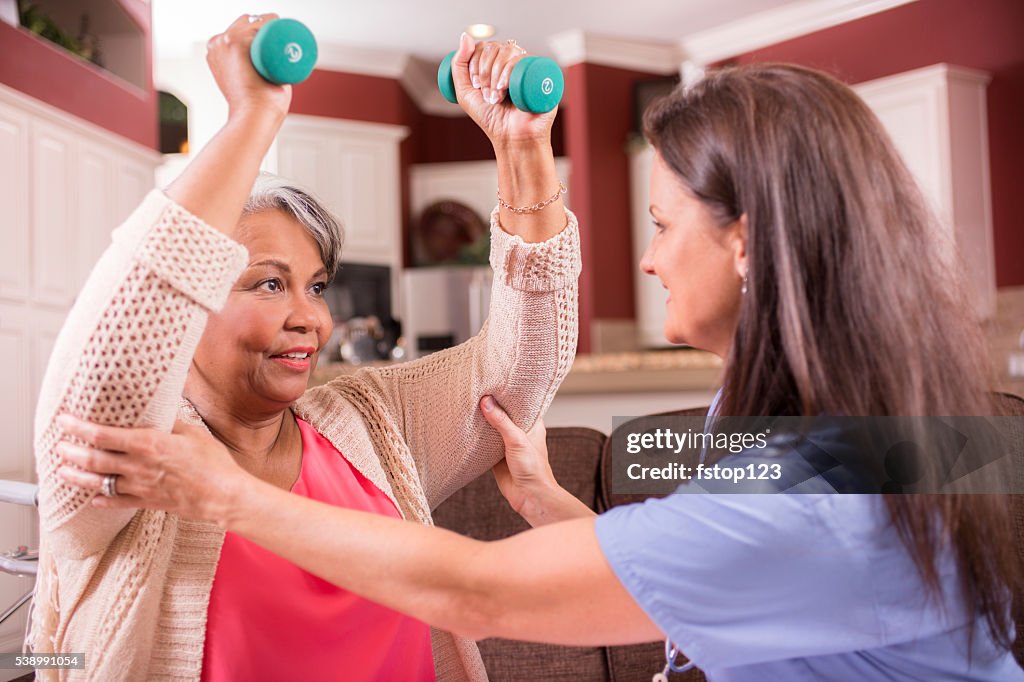 Home healthcare Krankenschwester, Physiotherapie mit senior Erwachsene Frau.