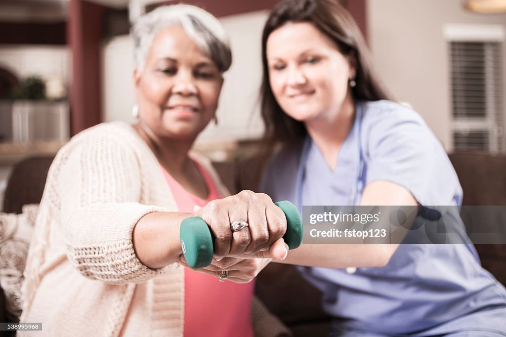 Su personal de enfermería de atención médica, fisioterapia con mujer mayor adulta.