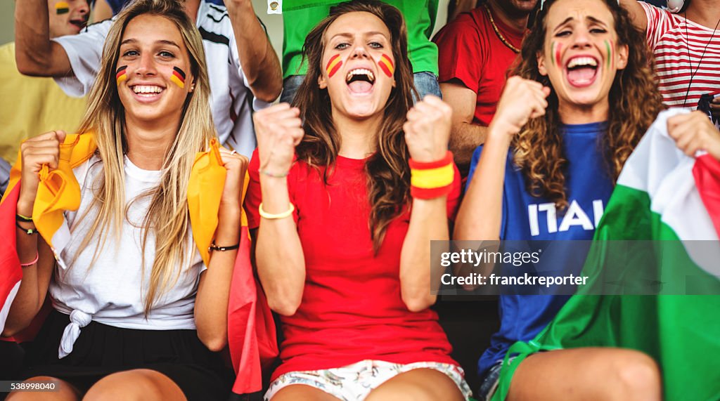Mixed-Welt Unterstützer im Fußballstadion