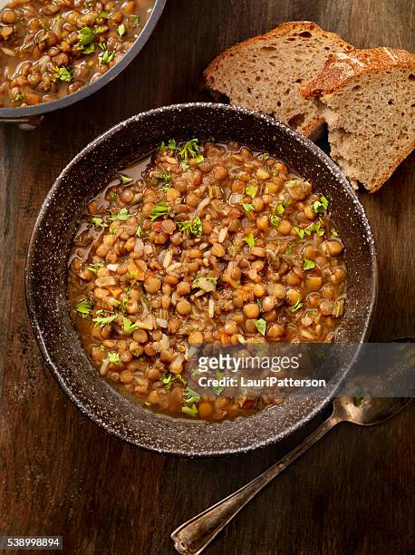 lentil soup with crusty bread - bowl of soup stockfoto's en -beelden