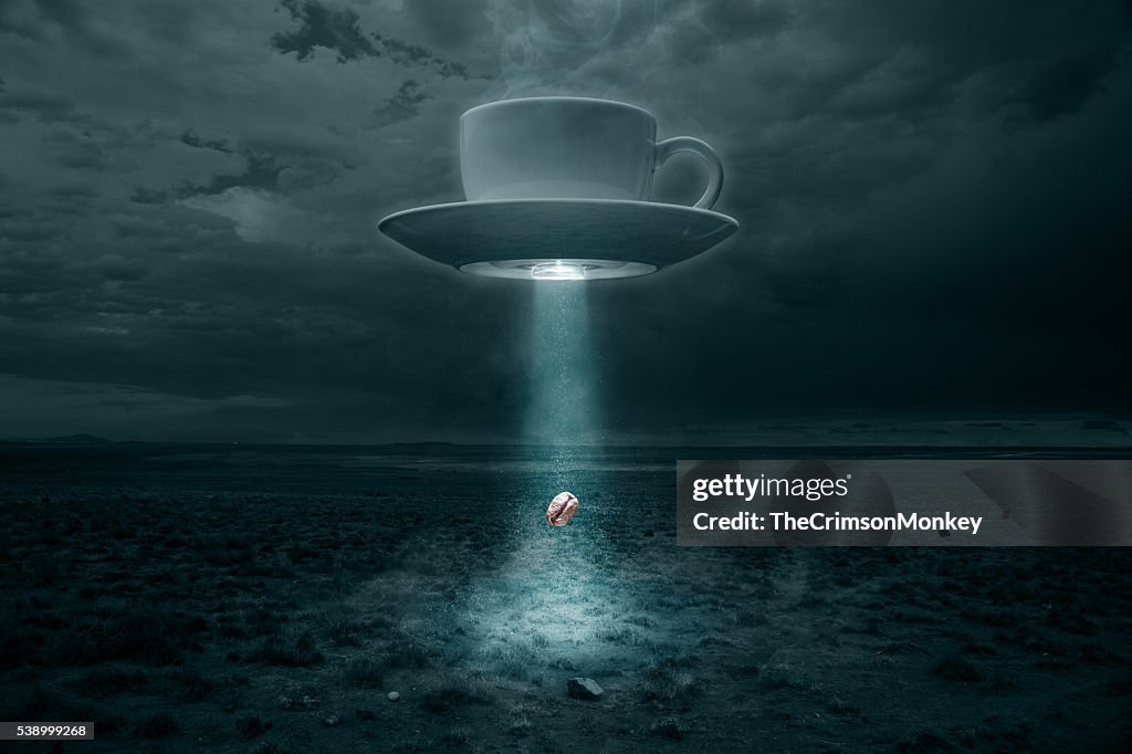 Di volo tazza e il piattino Abducting un Chicco di caffè