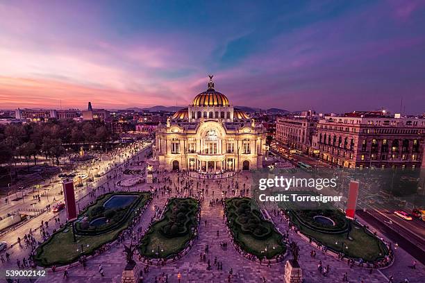 mexiko city downtown in der dämmerung - ciudad de méxico stock-fotos und bilder