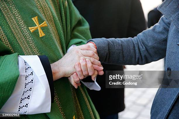 priest - catholicism stock-fotos und bilder