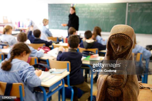 catholic school - religión católica fotografías e imágenes de stock