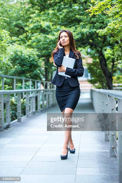 femme en tailleur jupe