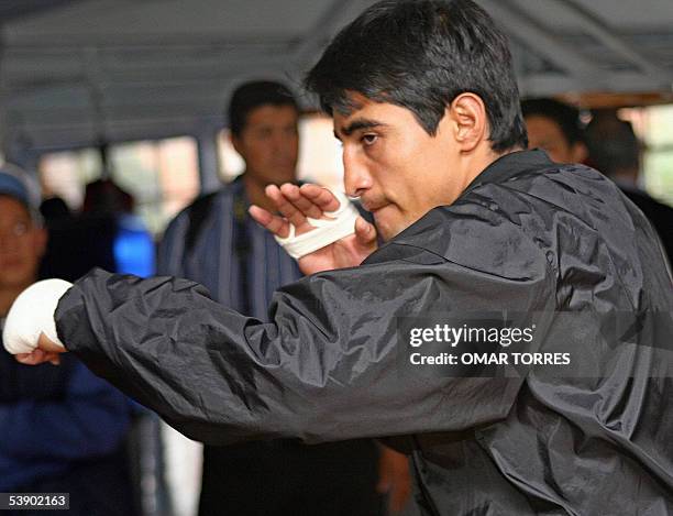 Erik "El Terrible" Morales, el tres veces campeon mundial en las categorias supergallo, pluma y superpluma de la CMB, en una sesion de entrenamiento...