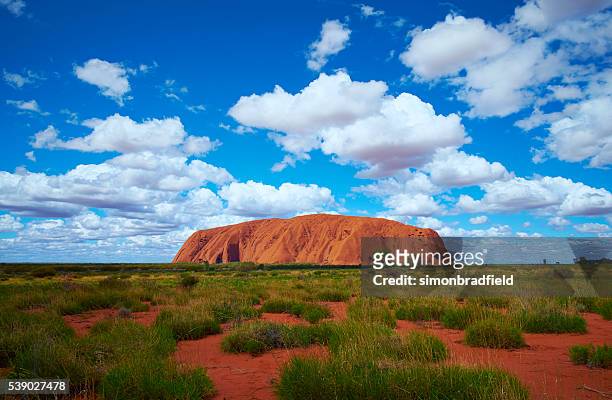 ayers rock malerischen australische nördlichen gebiet - ayers rock stock-fotos und bilder