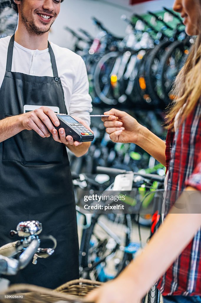 Easy shopping with contactless payment