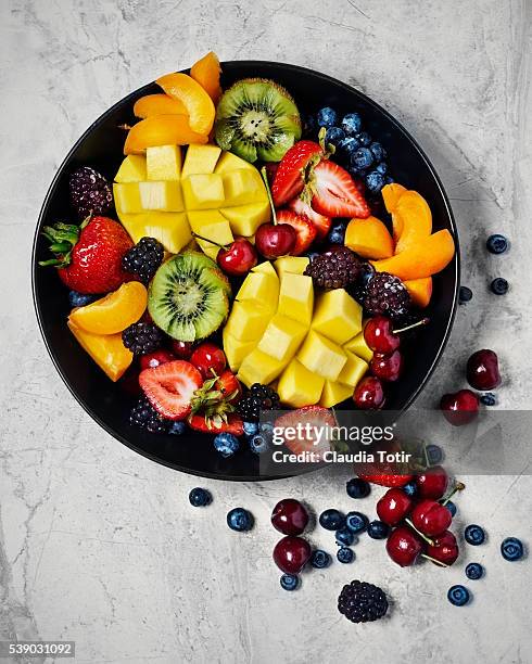 fresh fruit - fruitschaal stockfoto's en -beelden