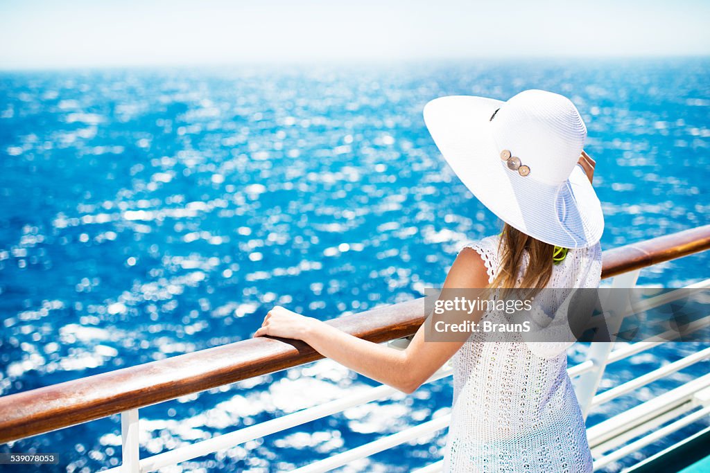 Frau, die auf einer Kreuzfahrt.