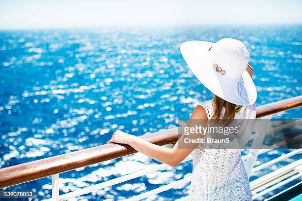 frau, die auf einer kreuzfahrt. - cruise vacation stock-fotos und bilder