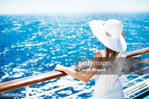 Femme profitant d'une croisière. Femme profitant d'une croisière.