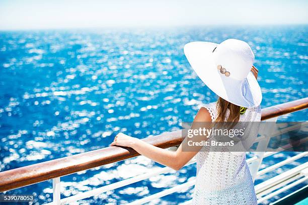 mulher a gostar de um cruzeiro. - barco de cruzeiro imagens e fotografias de stock
