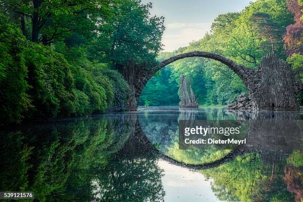 ponte ad arco (rakotzbrucke) kromlau - ambientazione tranquilla foto e immagini stock