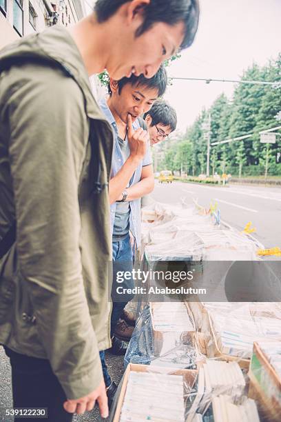 japanische studenten schaut an büchern im freien, kyoto, japan, asien - studentenbude stock-fotos und bilder
