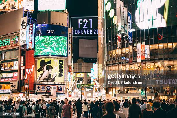 cruce de shibuya en tokio - pared de vídeo fotografías e imágenes de stock