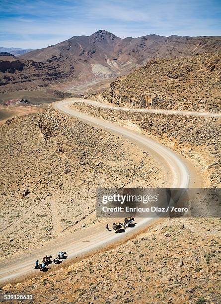 people crossing the atlas mountains - midelt photos et images de collection