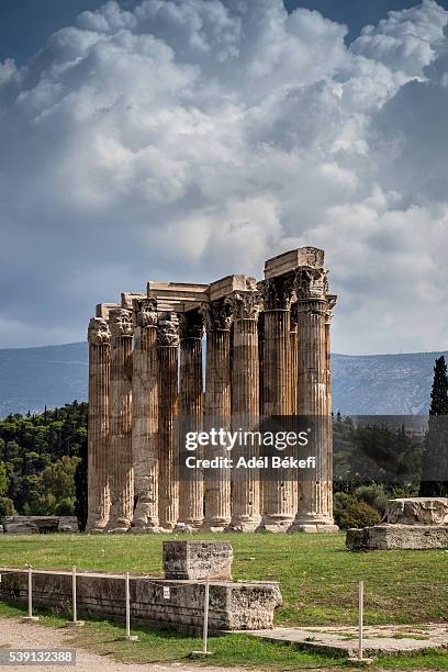 elevated view of the 'temple of olympian zeus' colossal ruined temple in central athens - temple of zeus ancient olympia stock pictures, royalty-free photos & images