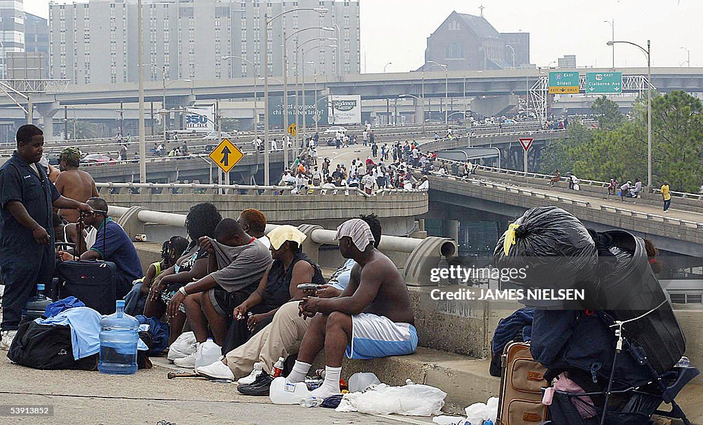 Hurricane Katrina refugees take shelter