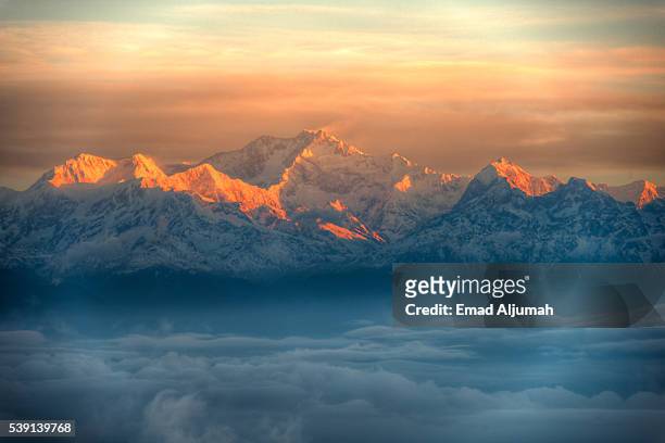 view of kangchenjunga peak from tiger hill, darjeeling, india - kangchenjunga stock-fotos und bilder