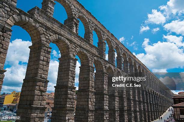 acueducto de segovia - acueducto stock pictures, royalty-free photos & images