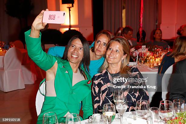 Jonica Jahr-Goedhart, Jorge Gonzalez and Maike Jahr attend the 'Das Herz im Zentrum' Charity Gala on June 9, 2016 in Hamburg, Germany.