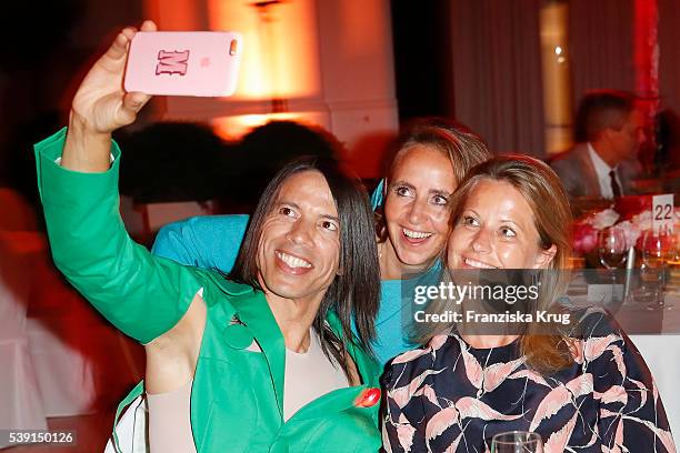 Jonica Jahr-Goedhart, Jorge Gonzalez and Maike Jahr attend the 'Das Herz im Zentrum' Charity Gala on June 9, 2016 in Hamburg, Germany.