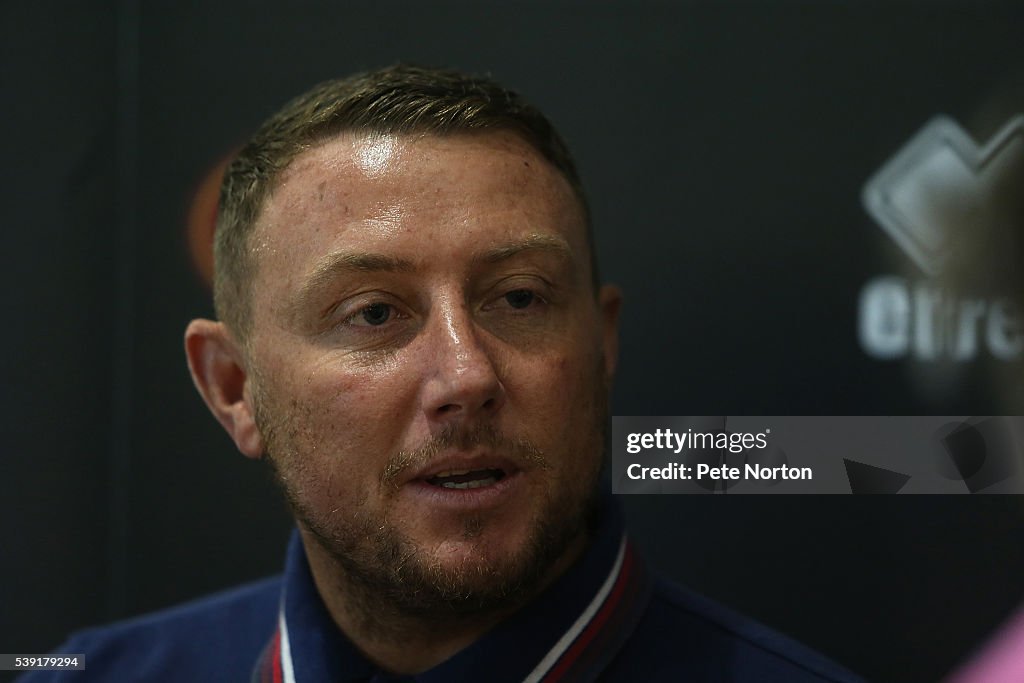 Northampton Town Unveil New Signing Paddy Kenny