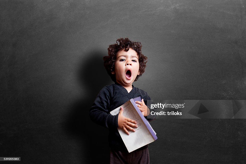 Kid bostezar durante el estudio
